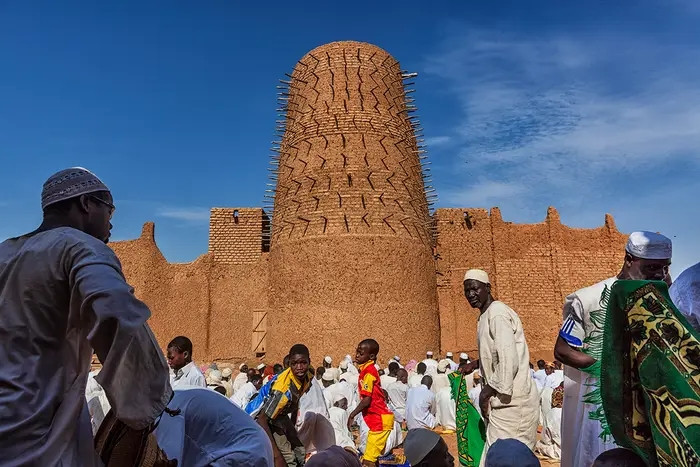 Phóng viên ảnh Matjaz Krivic đến Bani (Burkina Faso, một quốc gia ở Tây Phi) lần đầu tiên vào năm 2012 khi đang lái xe qua Tây Phi. Ngay lập tức, anh bị thu hút bởi những người thợ đào vàng.
