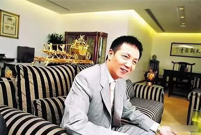 Ham muốn giàu có tột bậc, Chu Chính Nghị bị cáo buộc thao túng thị trường chứng khoán, khai khống vốn điều lệ, và bị kết án 3 năm tù.