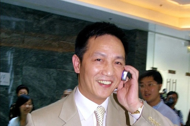 Với tham vọng mạnh mẽ, Chu Chính Nghị đầu tư vào chứng khoán và bất động sản. Tính tới năm 2000, ông sở hữu 4 công ty và đầu tư đa ngành. Năm 2002, ông được Forbes xếp đứng thứ 11 trong số những người giàu nhất Trung Quốc, với khối tài sản lên tới 320 triệu USD.