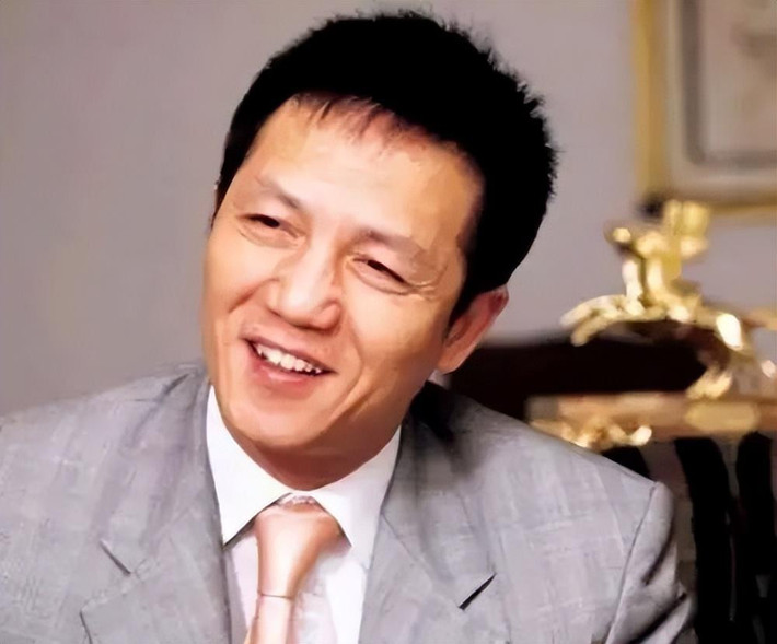 Chu Chính Nghị từng được coi là người giàu nhất Thượng Hải (Trung Quốc). Sinh ra trong gia đình bình thường ở Thượng Hải, chứng kiến bố mẹ chật vật kiếm tiền, Chu Chính Nghị sớm bỏ học để đi làm.
