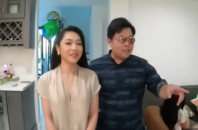 Ngôi nhà của Quang Lê được bài trí hiện đại. Tường nhà sử dụng gam màu trắng chủ đạo và nội thất mang tông màu trung tính.