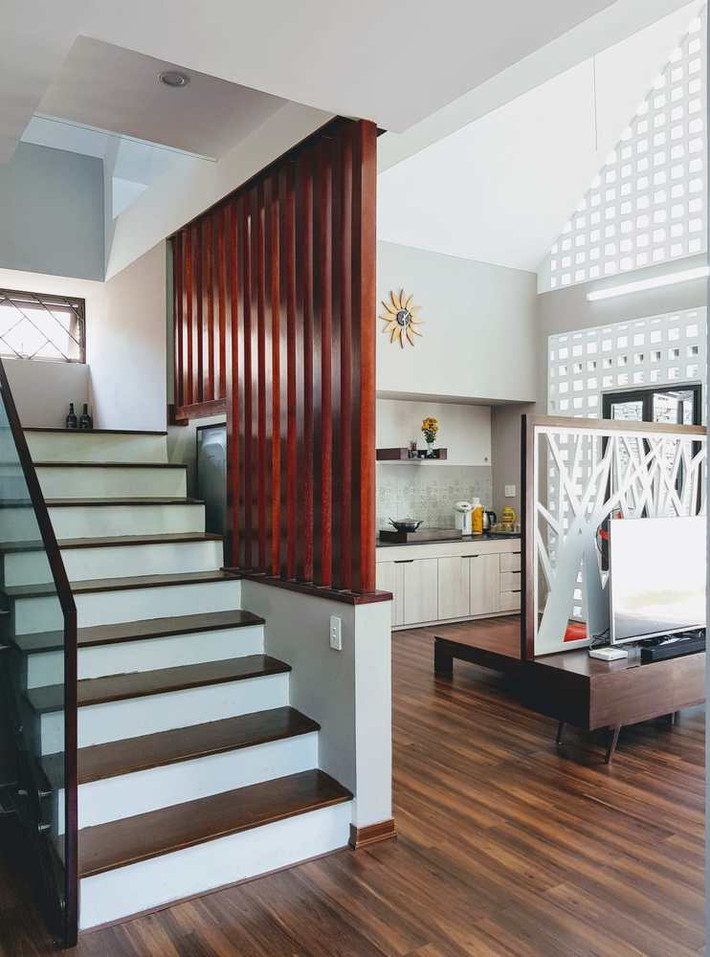Cầu thang dẫn lên gác lửng.