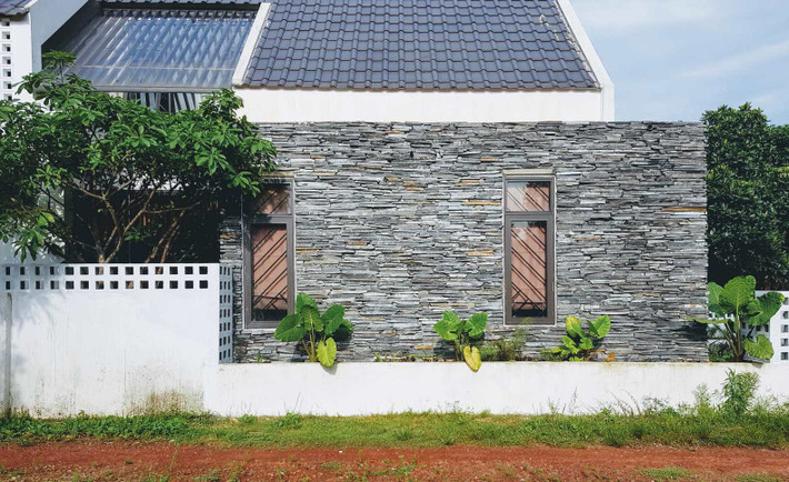 Do kinh phí có hạn và mong muốn lựa chọn vật liệu, gia chủ dành nhiều thời gian đi khắp các tỉnh để chọn gạch đá. Sau khi chọn được loại đá xẻ, gia chủ thuê xưởng cưa làm những viên đá nhỏ khoảng 3-4 cm ở khu vực xung quanh nhà.