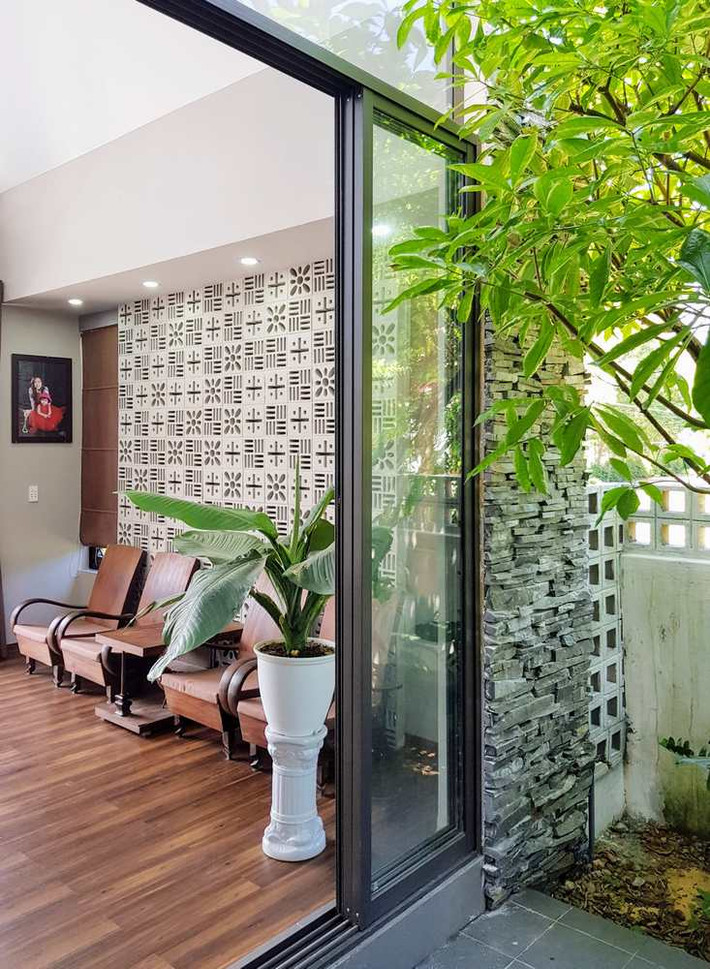 Không có điều kiện mua sắm nội thất, gia chủ sử dụng đồ có sẵn. Bộ bàn ghế cũ được bố trí trong không gian mới mang nét xưa cũ quen thuộc.