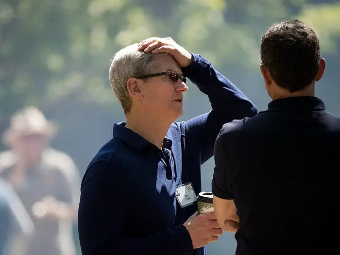 Sau khi tập luyện và tắm rửa, Tim Cook tới quán Starbucks. Bữa sáng hàng ngày của Tim Cook thường gồm ngũ cốc không đường, sữa hạnh nhân, thịt xông khói, lòng trắng trứng... Ảnh: Getty