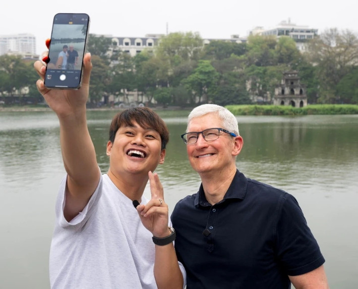 Ngày 15/4, tỷ phú Tim Cook - CEO của Apple bất ngờ có mặt tại Hà Nội. Sau buổi sáng dạo quanh phố cổ và thưởng thức cà phê, chiều cùng ngày, CEO Tim Cook có buổi gặp rapper Suboi cùng nhiều bạn trẻ Việt. Ảnh: Tim Cook