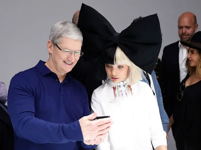 Sau khi thức dậy, CEO Apple dành khoảng một giờ để đọc để đọc và trả lời thư điện tử của khách hàng và nhân viên. Ông nhận được 700 - 800 email mỗi ngày, trong đó bao gồm cả phản hồi của khách hàng. Ảnh: Getty