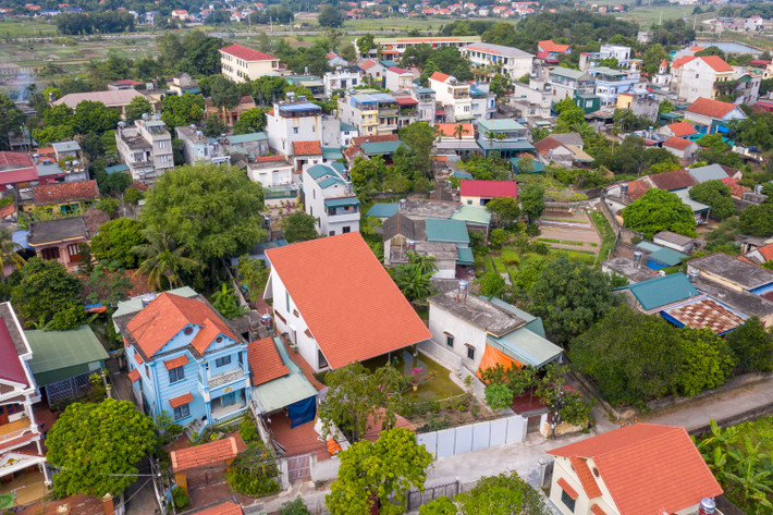 Nhìn từ trên xuống, căn nhà được che chắn bởi phần mái ngoại cỡ.
