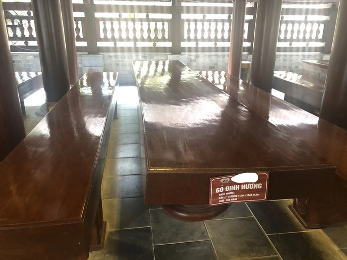 Tầng 1 nhà sàn bố trí 14 bộ sập bằng gỗ đinh hương, cẩm lai nguyên khối có tuổi từ 300 - 500 năm. Ảnh: Plo