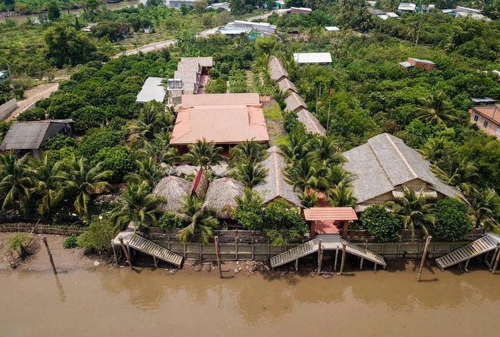 Tọa lạc tại cù lao An Bình (xã Hòa Ninh, H.Long Hồ, Vĩnh Long), ngôi nhà độc đáo được làm từ 4000 cây dừa của vợ chồng ông Dương Văn Thưởng (hơn 80 tuổi) và bà Nguyễn Ngọc Giác nổi bật giữa vùng quê sông nước. Ảnh: Dân trí