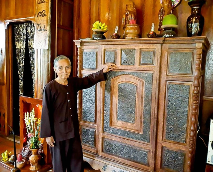 Tủ thờ, trường kỷ, hoành phi... đến bàn ghế, đèn trang trí, mành cửa… đều được chế tác công phu, tỉ mỉ. Ảnh: Dân trí