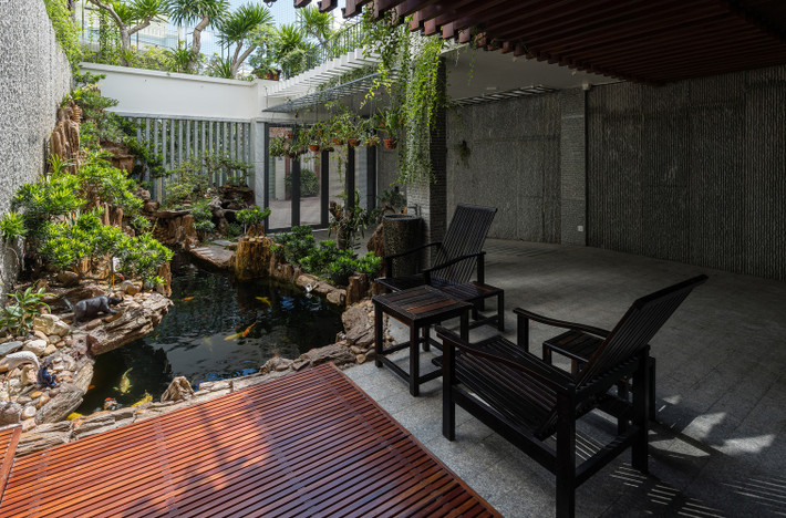 Khu vườn cung cấp nhiều loại rau quả sạch, đảm bảo nguồn thực phẩm chính của gia đình.