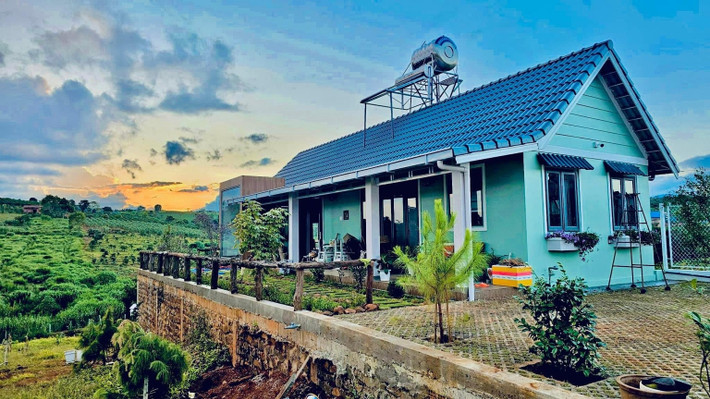 Tại Đà Lạt (Lâm Đồng), ca sĩ Hoàng Lê Vi và nhạc sĩ Trương Lê Sơn cùng trải nghiệm cuộc sống làm nông ở nhà vườn rộng khoảng 2.000m2. Ảnh: Vietnamnet