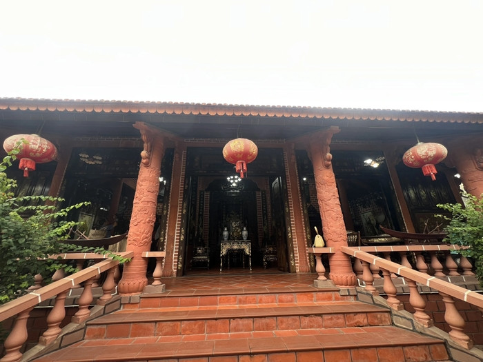Ông Buôi tự tin cho rằng đây là căn nhà bằng gốm đỏ độc nhất vô nhị ở Việt Nam. Ảnh: Người lao động