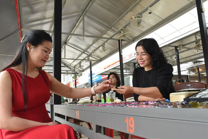 Chỉ cần một chiếc bàn nhỏ và và chiếc ghế là một "cửa hàng" đá quý được dọn ra. Ảnh: Congly
