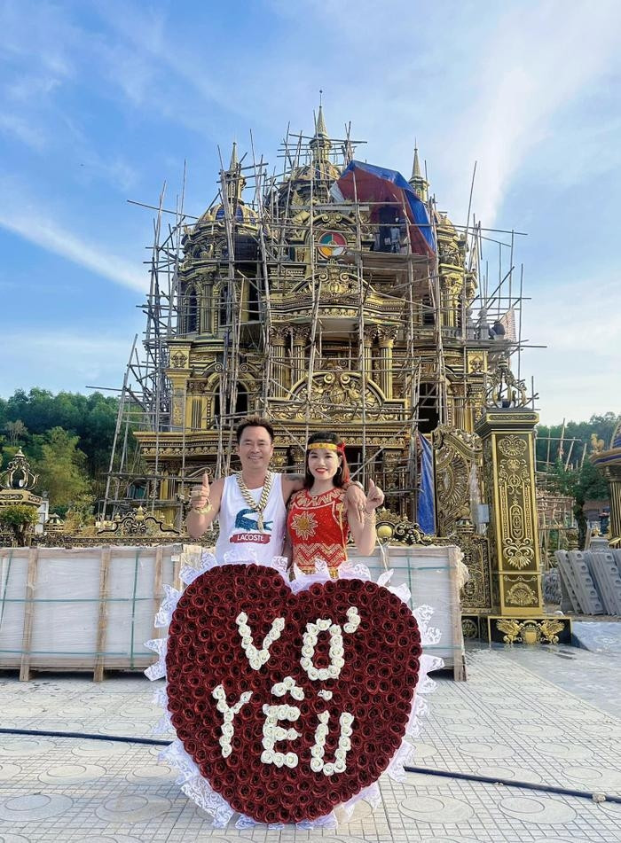 Năm 22 tuổi, anh kết hôn với cô gái cùng quê. Hai vợ chồng tiếp tục làm nghề đồng nát. Ảnh: Facebook