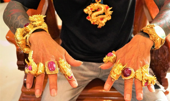 Trên người anh Lợi đeo hơn 50 lượng vàng 18K, tổng giá trị trên 1 tỷ đồng. Trừ sợi dây chuyền, còn lại những thứ như vòng tay, nhẫn, mặt dây chuyền đều được anh Lợi đặt thợ kim hoàn chế tác theo ý thích. Ảnh: Dân trí