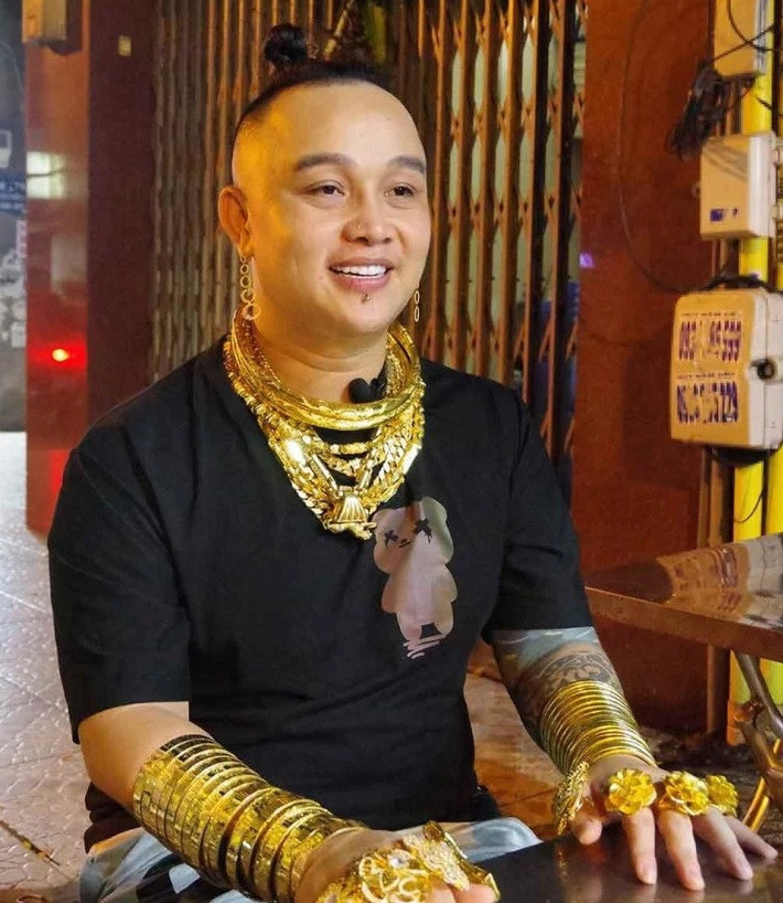 Theo Odditycentral, anh Đỗ Ngọc Thuận mê vàng từ lâu. Khi trưởng thành, anh bắt đầu mua vàng rồi đeo trên người. Tổng khối lượng vàng mà anh Thuận đeo lên đến 5kg. Ảnh: Odditycentral