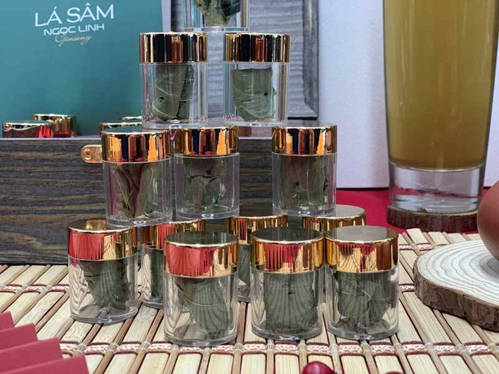 Theo người bán, lá sâm Ngọc Linh được xử lý nhiệt qua 6 bước, đảm bảo giữ nguyên các chất có trong lá. Mỗi viên lá sấy khô là một nhành lá (khoảng 5 lá) của cây sâm trưởng thành. Lá già sẽ tích đầy đủ tinh chất. Ảnh: Vietnamnet