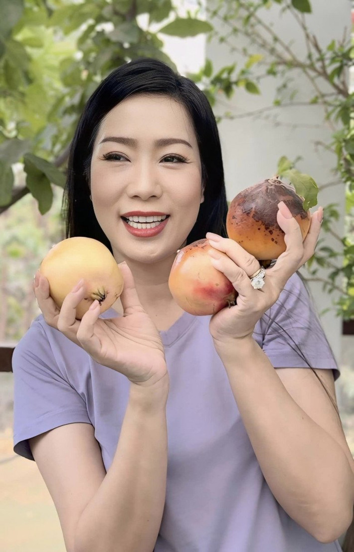 NSND Trịnh Kim Chi cho biết mỗi ngày như được hoa trái mỉm cười, về nhà là chẳng muốn đi đâu.