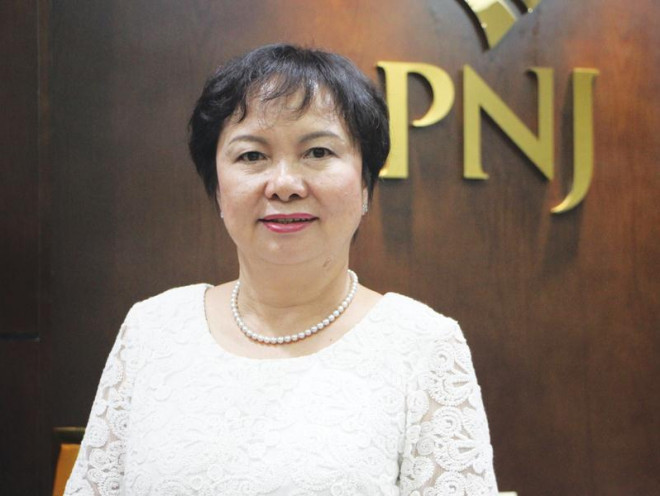 Từ một công ty nhỏ, dưới sự dẫn dắt của bà Cao Thị Ngọc Dung, Công ty Vàng bạc Đá quý Phú Nhuận ngày càng lớn mạnh số lượng công nhân tăng lên theo cấp số nhân. Đồng thời, bà đã đưa PNJ trở thành thương hiệu nổi tiếng, phủ sóng toàn quốc. Ảnh: PNJ