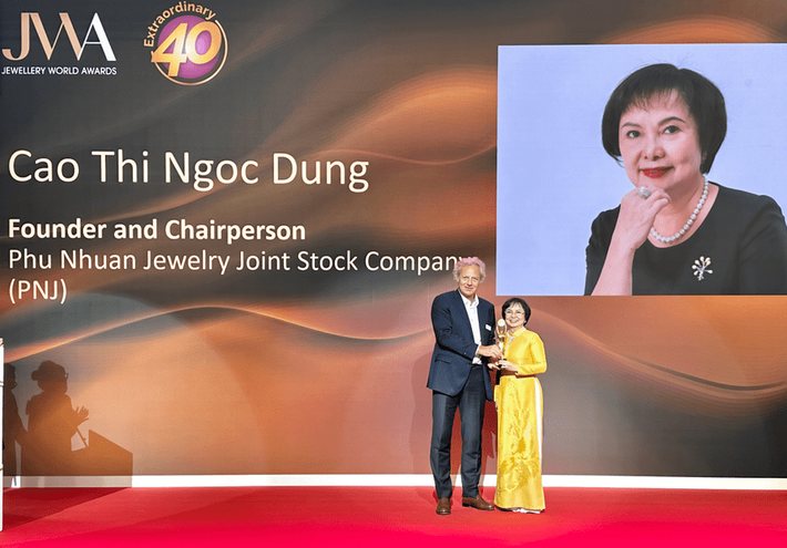 Tháng 9/2023, tại giải thưởng JWA 2023 diễn ra tại HongKong (Trung Quốc), bà Cao Thị Ngọc Dung là người Việt Nam duy nhất được vinh danh là 1 trong 40 biểu tượng xuất sắc nhất (Extraordinary 40) ngành kim hoàn thế giới. Ảnh: Tinnhanhchungkhoan