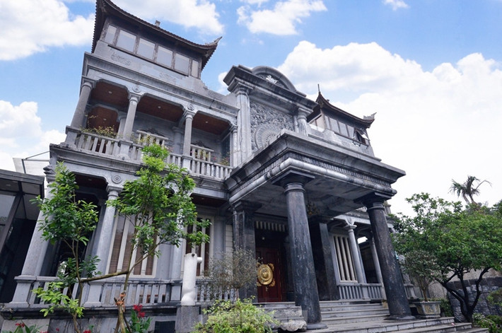 Tòa nhà 4 tầng nằm trên diện tích 3.000m2, cao 27 m, mặt bằng 450 m2, xây dựng toàn bằng đá có tổng trọng lượng 2.025 tấn. Ảnh: Tiền phong