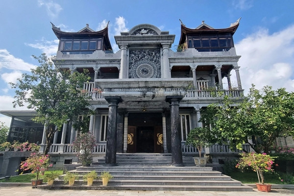 Đá dùng để xây tòa lâu đài là đá xanh Ninh Vân kết hợp với đá trắng ở Tây Nguyên. Ảnh: Người lao động