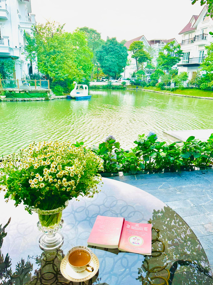Lã Thanh Huyền đang sống cùng gia đình trong căn biệt thự sân vườn hoành tráng tại Hà Nội. Biệt thự của Lã Thanh Huyền có diện tích sàn 450m2 và 150m2 sân vườn, view nhìn thẳng ra ngoài hồ nên vô cùng thoáng mát.