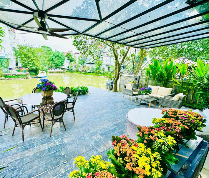 Có thể thấy, sân vườn trước nhà là khu vực được nữ diễn viên dành nhiều tâm huyết chăm sóc nhất. Nguồn ảnh: FBNV