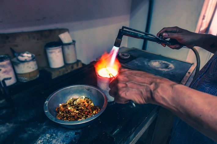 Người châu Âu thời trung cổ cho rằng uống vàng nóng chảy với ngọc lục bảo nghiền nát có thể chữa khỏi bệnh dịch hạch.