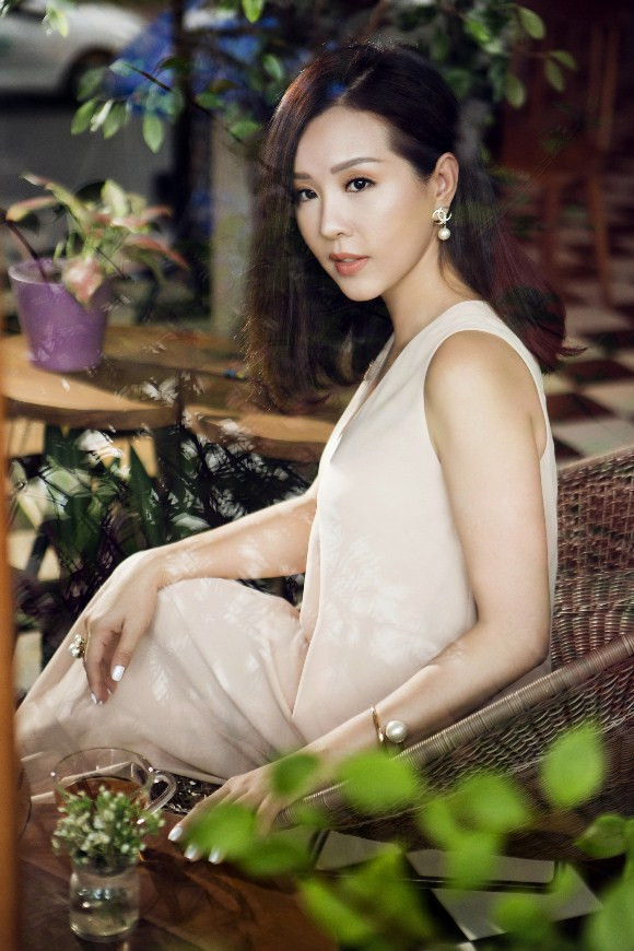 Thu Hoài sinh năm 1976, đoạt giải Hoa hậu Phu nhân năm 2012. Ngoài là một hoa hậu nổi danh trong giới showbiz, Thu Hoài còn được nhiều người biết đến là một doanh nhân thành đạt.