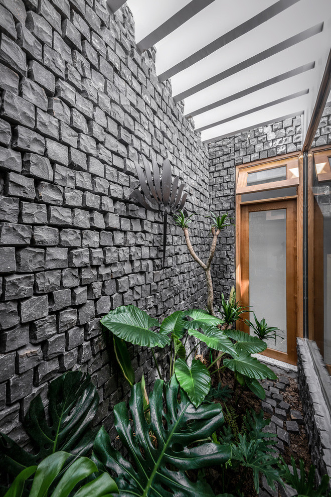 Giếng trời giúp lưu thông không khí trong nhà, tăng lượng ánh sáng và gió tự nhiên.
