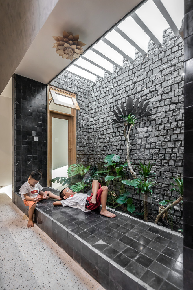 Thiết kế nội thất của ngôi nhà này cũng vậy. Khi đi qua từng ngóc ngách của ngôi nhà, mỗi người có thể trải qua những cảm giác khác nhau và không biết bao giờ những cảm giác này mới kết thúc. Nguồn ảnh: Minq Bui