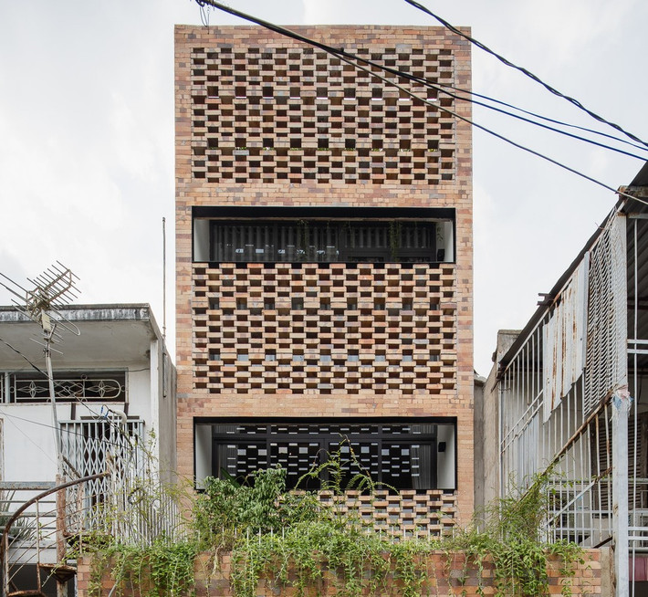 Tọa lạc tại phường 10 (quận Gò Vấp, TP HCM), P. House là tổ ấm của một cặp vợ chồng trẻ diện tích đất 4,3 x 15 m. Ngôi nhà nằm trong một con hẻm, có ba mặt giáp với nhà dân, mặt tiền hướng đông giáp với nhà xưởng cũ và nhiều cây cổ thụ lớn.