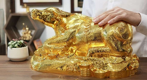 Đáng chú ý nhất là tượng trâu đại Kim Ngưu Đại Bảo được đúc đồng nguyên khối, bề mặt mạ vàng 24K có giá tới 65 triệu đồng. Ảnh: Karalux