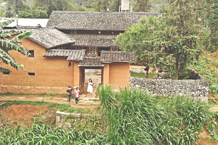Tường rào được ghép thành từ nhiều viên đá có kích cỡ khác nhau rất chắc chắn. Ảnh: Canthomekongtour.