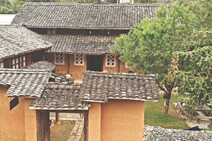 Ngôi nhà giống như một pháo đài với 4 dãy nhà có mái nối liền nhau tạo thành hình tứ giác. Ảnh: Canthomekongtour.