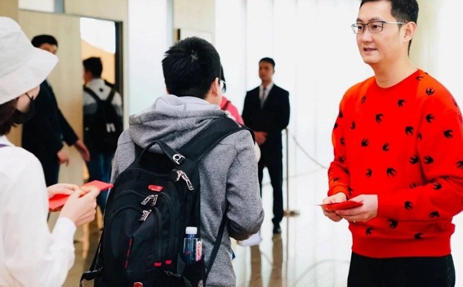 Tỷ phú Mã Hóa Đằng (người sáng lập Tencent) thường có truyền thống phát lì xì cho nhân viên trong ngày đầu tiên đi làm dịp năm mới. Ảnh: SCMP