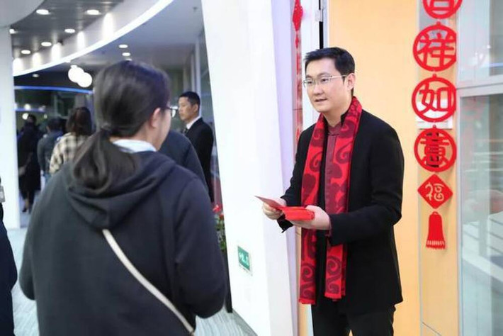 Tuy nhiên, dịp năm mới Canh tý 2020, Tencent phát đi thông điệp hủy màn phát lì xì cho các nhân viên trong bối cảnh Trung Quốc đang vật lộn đối phó với virus viêm phổi corona. Thay vào đó, công ty vẫn gửi hồng bao qua ứng dụng Wechat. Ảnh: SCMP