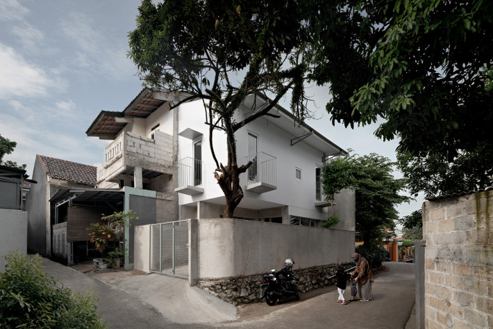Tọa lạc tại con phố nhỏ ở phía Nam Indonesia, ngôi nhà có diện tích khiêm tốn nhưng nằm ngay nơi giao nhau giữa hai con đường, rất thuận lợi cho việc sinh hoạt và đi lại của gia chủ.