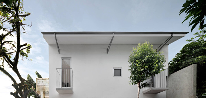 Mái tôn thiết kế đơn giản giúp tiết kiệm đáng kể chi phí đầu tư. Nguồn ảnh: Archdaily