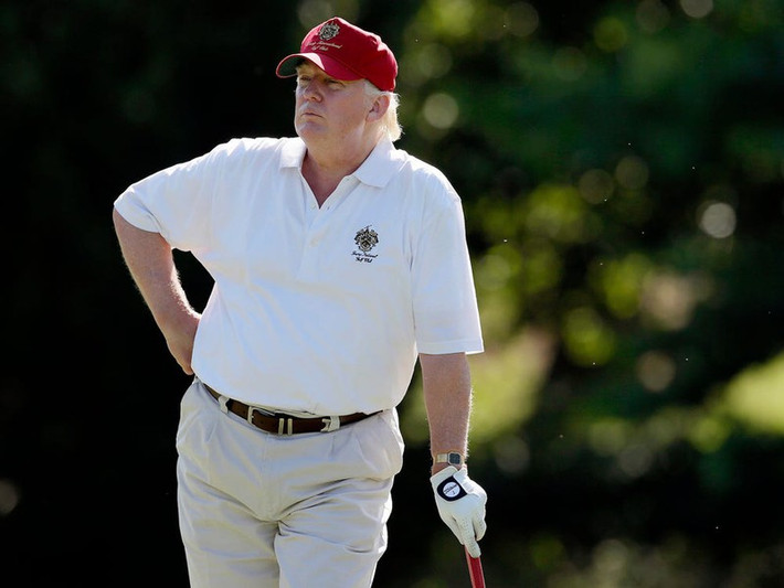 Năm 2016, ông Donald Trump trở thành tỷ phú đầu tiên đắc cử tổng thống trong lịch sử Mỹ. Tuy nhiên, trong bốn năm tại Nhà Trắng, ông đã rớt 183 hạng xuống vị trí thứ 339 trong danh sách 400 người giàu nhất nước Mỹ của tạp chí Forbes.