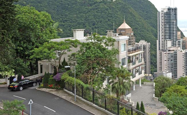 Không chi tiêu nhiều cho các sở thích cá nhân song tỷ phú Jack Ma lại sẵn sàng chi bộn tiền cho mảng bất động sản. Năm 2015, ông đã mua một ngôi nhà tại khu dân cư đắt đỏ nhất ở HongKong với giá khoảng 191 triệu USD.