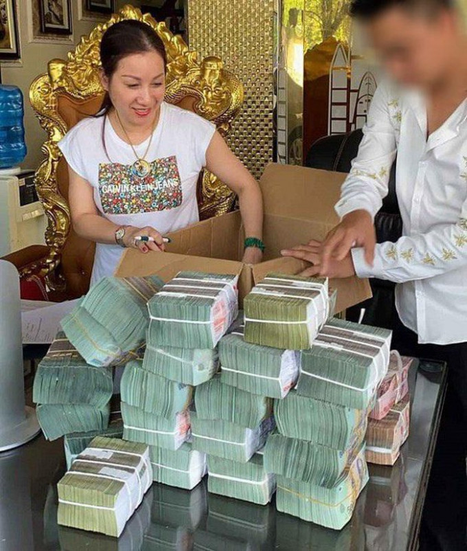 Năm 2015, mừng sinh nhật tuổi 35 của vợ, người chồng đã không tiếc tay chi tiền tỉ để tổ chức sinh nhật cho vợ. Bên cạnh đó còn mời hàng loạt các ngôi sao có tên tuổi trong làng giải trí Việt đến tham dự, biểu diễn để vợ vui. Ảnh: Internet.