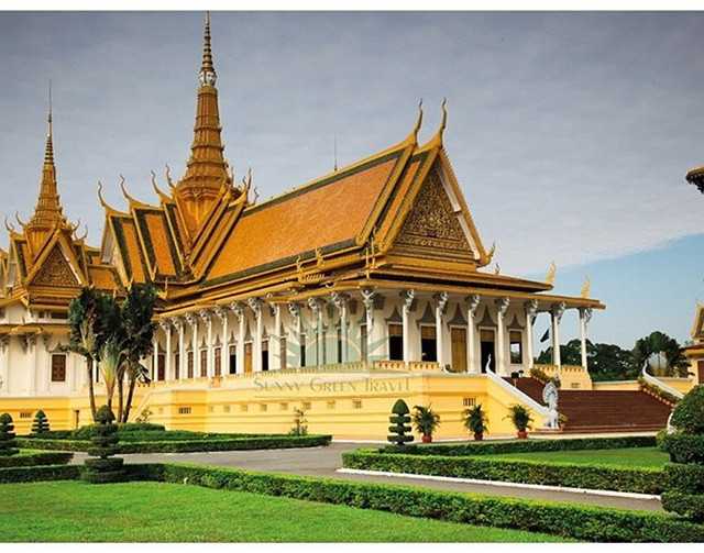 Năm 2014, đại gia Trầm Bê công đức số tiền hàng trăm tỷ để xây dựng những ngôi chùa kiến trúc độc đáo với vẻ ngoài lóng lánh như dát vàng. Trong 9 ngôi chùa “dát vàng” đấy, có tới 7 ngôi chùa được xây dựng ở tỉnh Trà Vinh, quê hương của ông Trầm Bê.