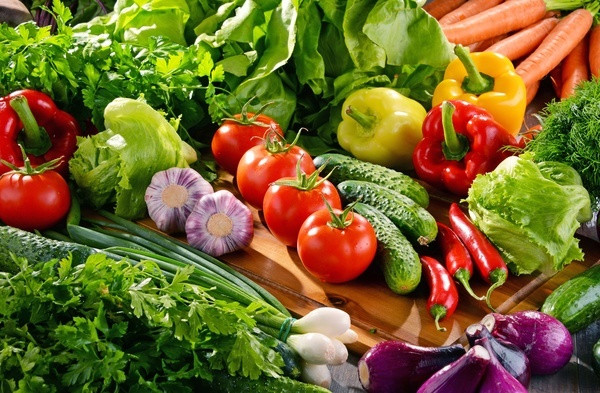 Với rau củ quả, nên chọn loại có màu tự nhiên, không quá đẹp vì dễ có thuốc kích thích để giữ màu. Dù mua ở đâu thì cũng phải lựa loại còn tươi, nguyên cuống không dập nát, héo úa hay có đốm màu lạ. Nguồn ảnh: Internet