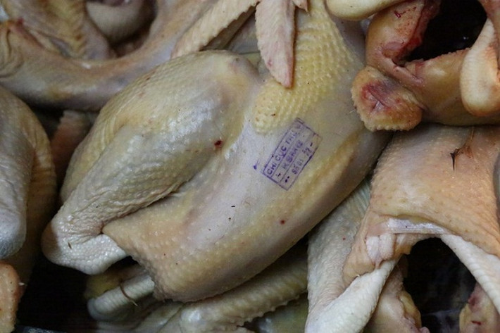 Một trong những mánh khóe làm tăng trọng lượng gà của người bán là bơm nước vào bên trong thịt gà. Gà bị bơm nước sẽ không có vị ngọt đặc trưng, thịt sẽ nhạt và nhão hơn.