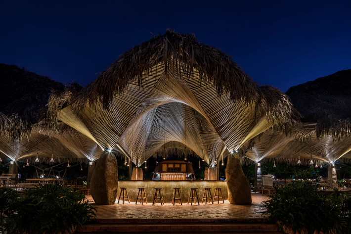 Nhà hàng ven sông lung linh hơn khi màn đêm buông xuống. Nguồn ảnh: Archdaily