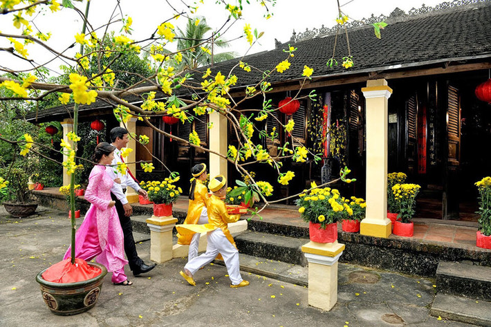 Khoảng sân rộng rãi trước nhà có thể trang trí bằng những thứ đơn giản như những chiếc dây đèn hoặc đèn lồng xinh xắn, vài chậu hoa rực rỡ hoặc thảm cỏ xanh mát...Nguồn ảnh: Internet